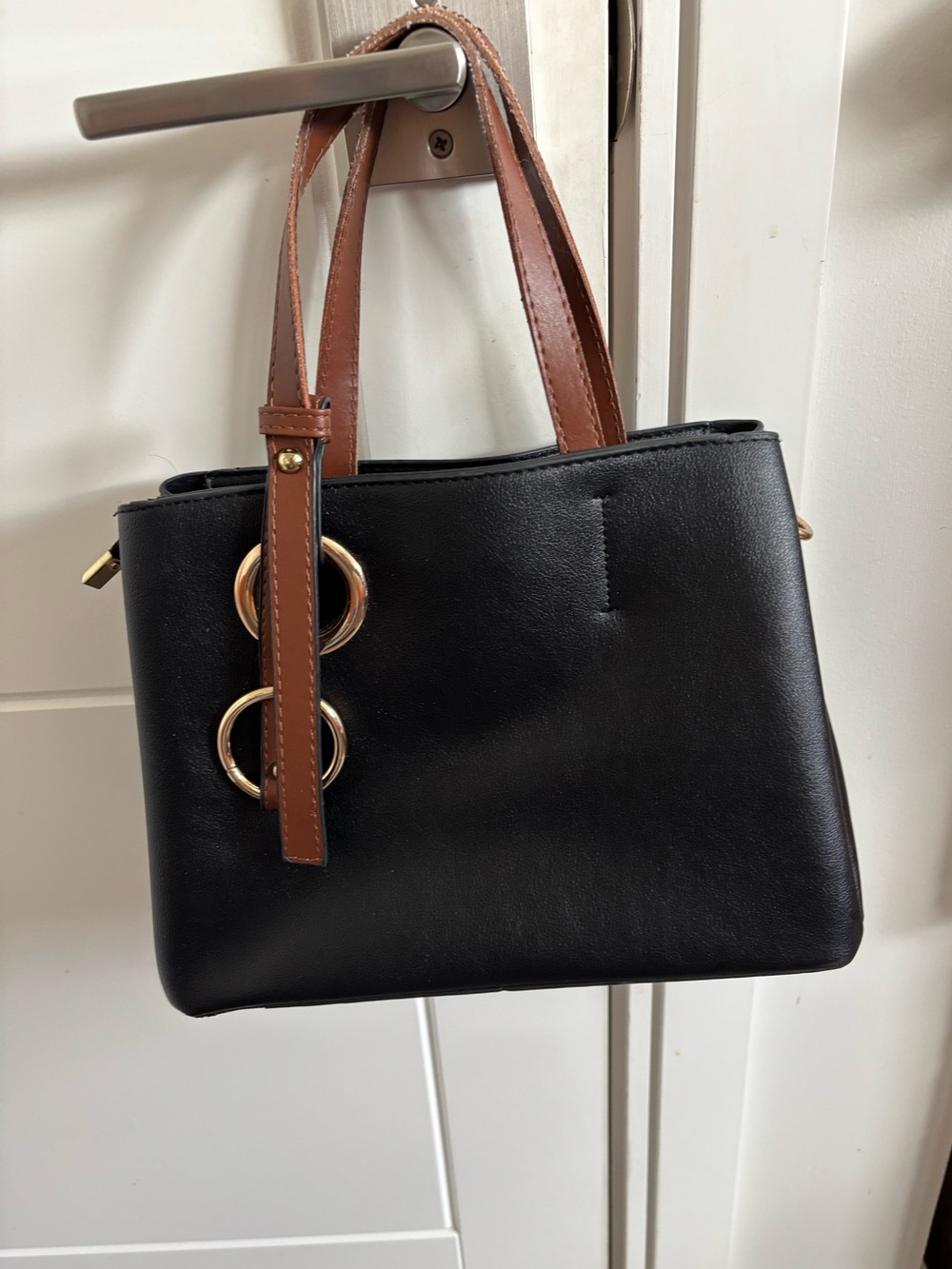 ❤️🔥5/$25❤️🔥Small & Stylish Handbag with Gold Accents & Brown Straps